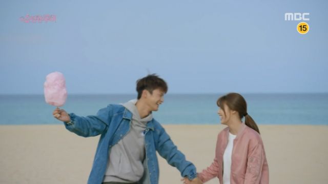Ji-seong and Bok-sil having a beach date