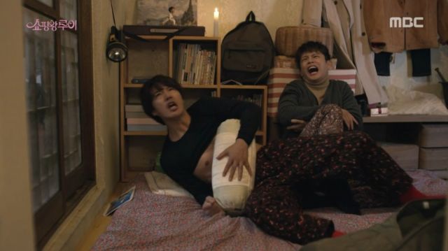 Ji-seong and Joong-won being frightened by a spider
