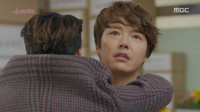 Joong-won receiving a hug from Ji-seong
