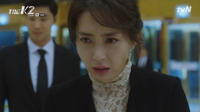 Yoo-jin being shaken and confused by Ahn-na