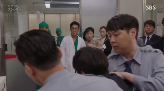 A young Dong-joo blaming the surgeon for his father's death