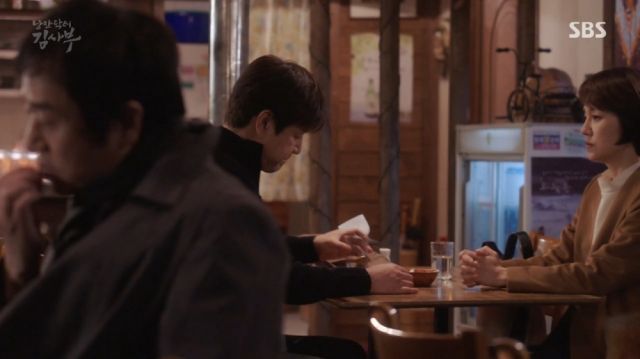 Do-il and Myeong-sim discussing Teacher Kim's past
