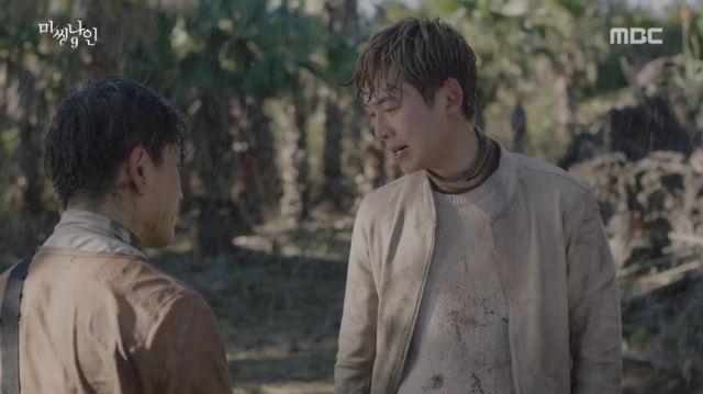 Joon-oh and Gi-joon during the mine incident