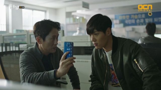 Seong-sik giving Gwang-ho a smartphone