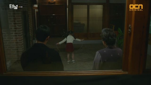 Gwang-ho and the old lady talking about his daughter