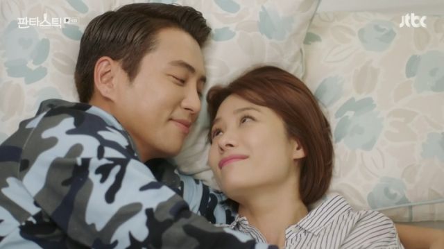 Hae-seong and So-hye cuddling