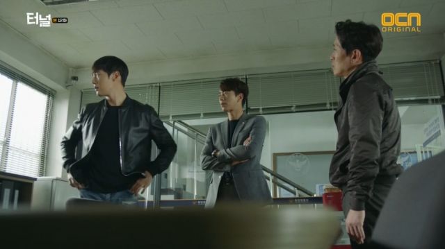 Gwang-ho being convinced by Seon-jae and Seong-sik
