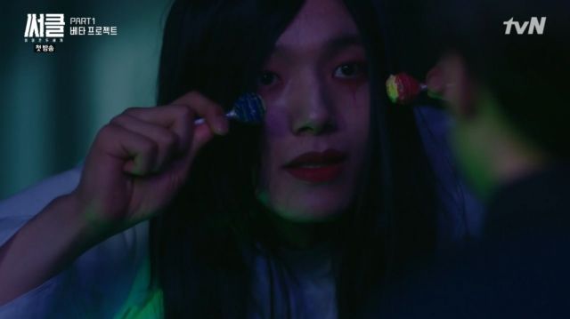 Woo-jin offering the blue lollipop or red lollipop