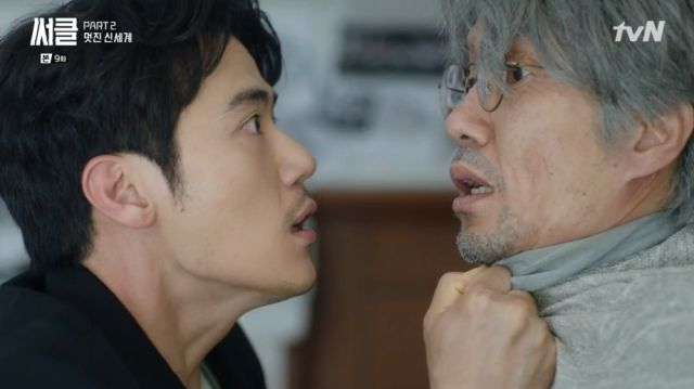Joon-hyeok asking Yong-woo for answers