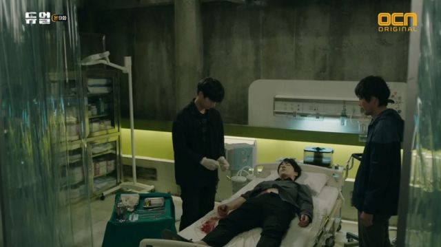 Seong-joon trying to save Seong-hoon's life