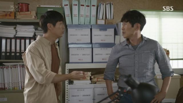 Moo-yeong and Dong-sik talking