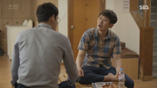Seok-min being lectured by Dong-sik