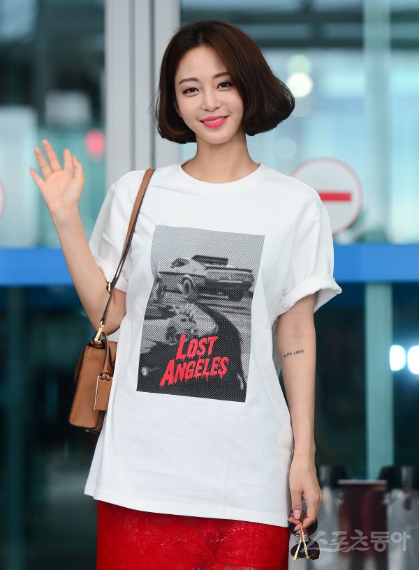Han Ye-seul brightens up airport with her beauty @ HanCinema