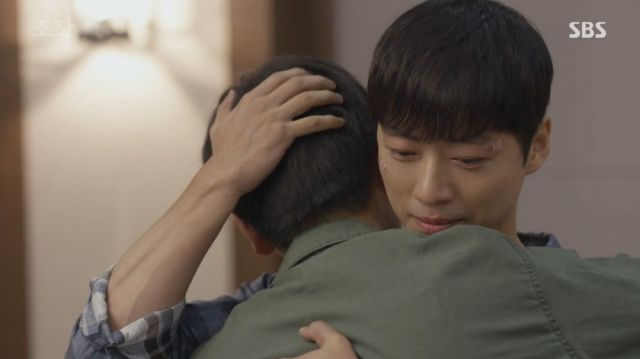 Moo-yeong being hugged by a thankful Seon-woo