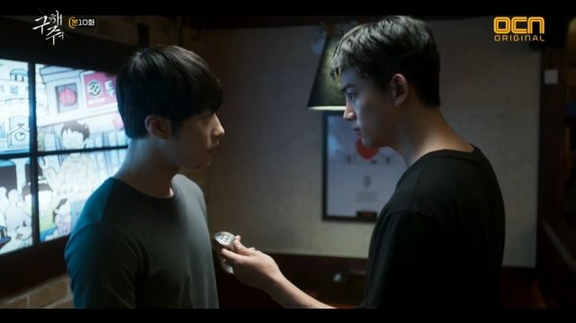 Sang-hwan lending his mother's watch to Dong-cheol