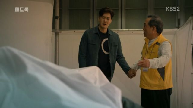 Kang-woo being led to his family's remains
