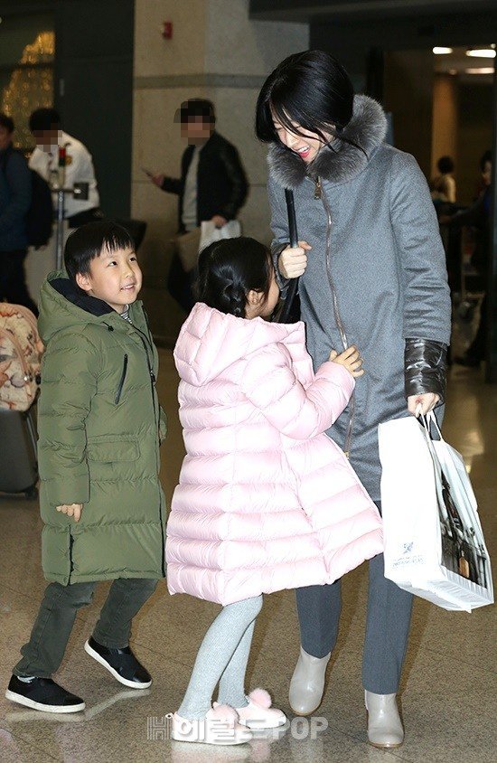 Lee Young Ae Smiles At Her Twins Hancinema