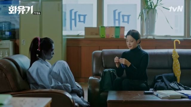 Seon-mi comforting an idol trainee ghost
