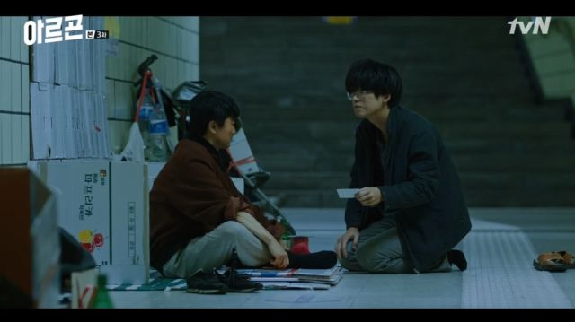 Jong-tae and a homeless man
