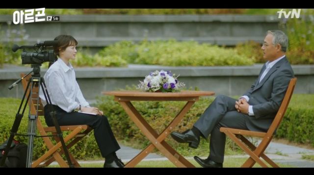 Yeon-hwa doing Geun-hwa's obituary interview