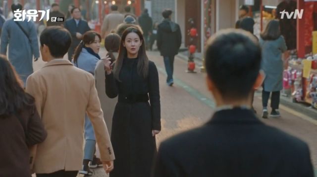 Seon-mi holding to a ringing Saryeong