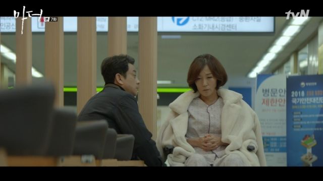 Yeong-sin and Jae-beom discussing Soo-jin's mother