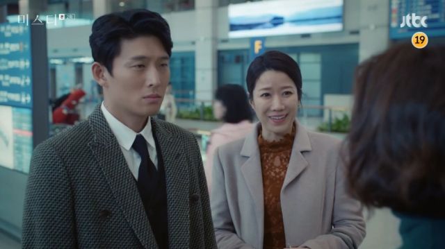 Jae-yeong and Eun-joo meet Hye-ran at the airport