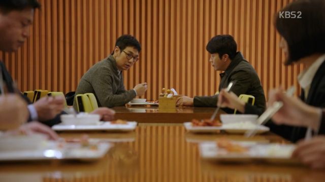 Ji-seung and Wan-seung having a meal