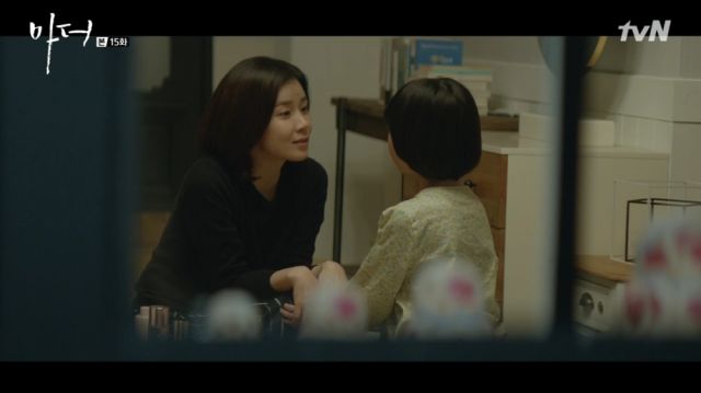 Soo-jin explaining the situation to Hye-na