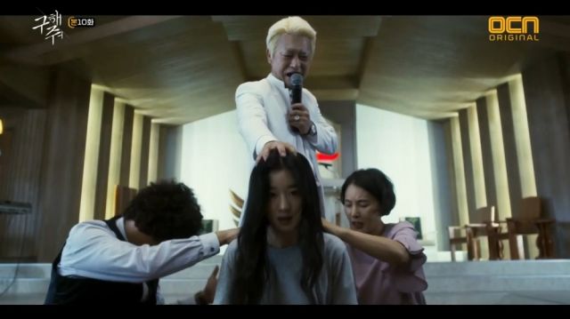 Jeong-gi, Eun-sil and Wan-tae abusing Sang-mi