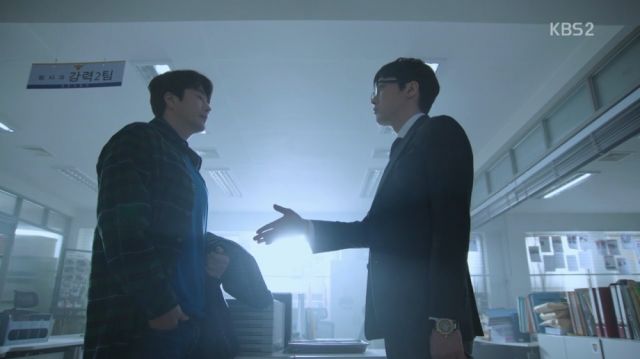 Inspector Woo asking for Wan-seung's collaboration