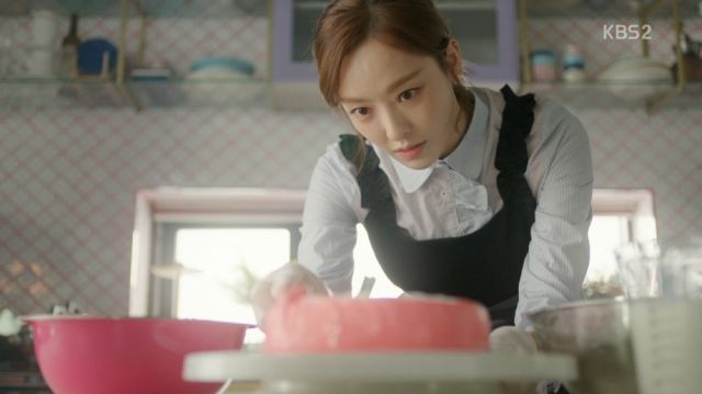 Hee-yeon making a special cake