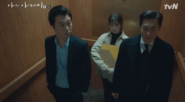 Ji-an sharing an elevator with the bosses