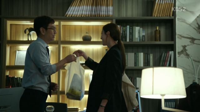 Yeon-hee seeing evidence of the firm struggling in Ji-seung's office