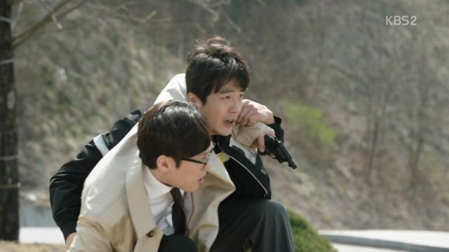 Wan-seung helping Inspector Woo