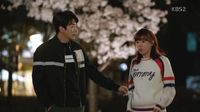 Wan-seung and Seol-ok out on a walk